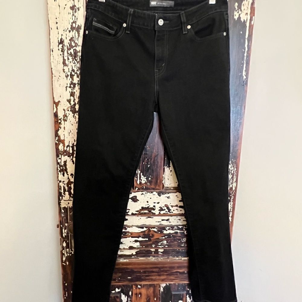 Women’s Black denim Levi Mis Rise Skinny jeans.  Size 12.